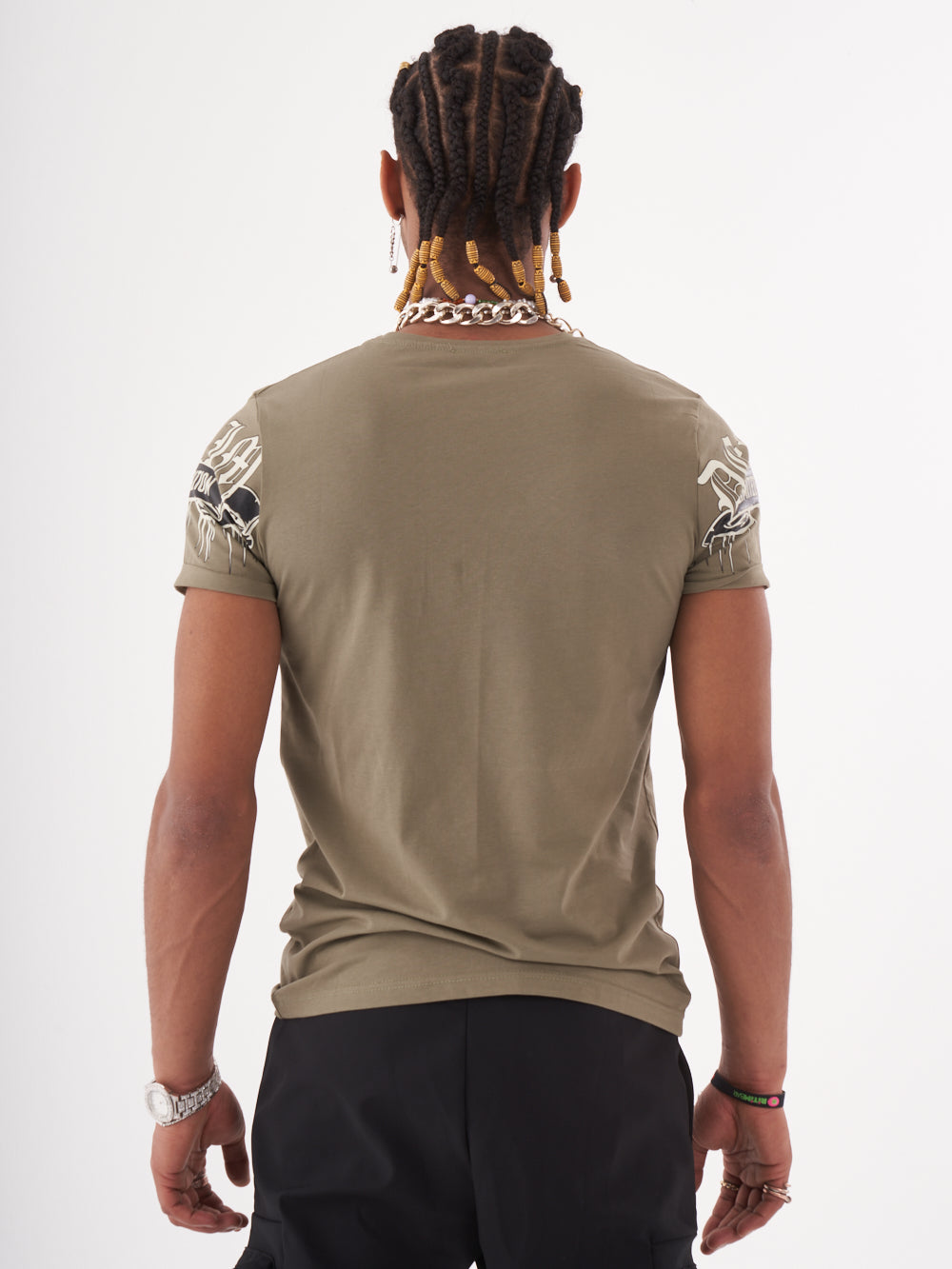 The SKULL CRUSHER T-SHIRT | GREEN emphasizes the slim fit of the man's back view.