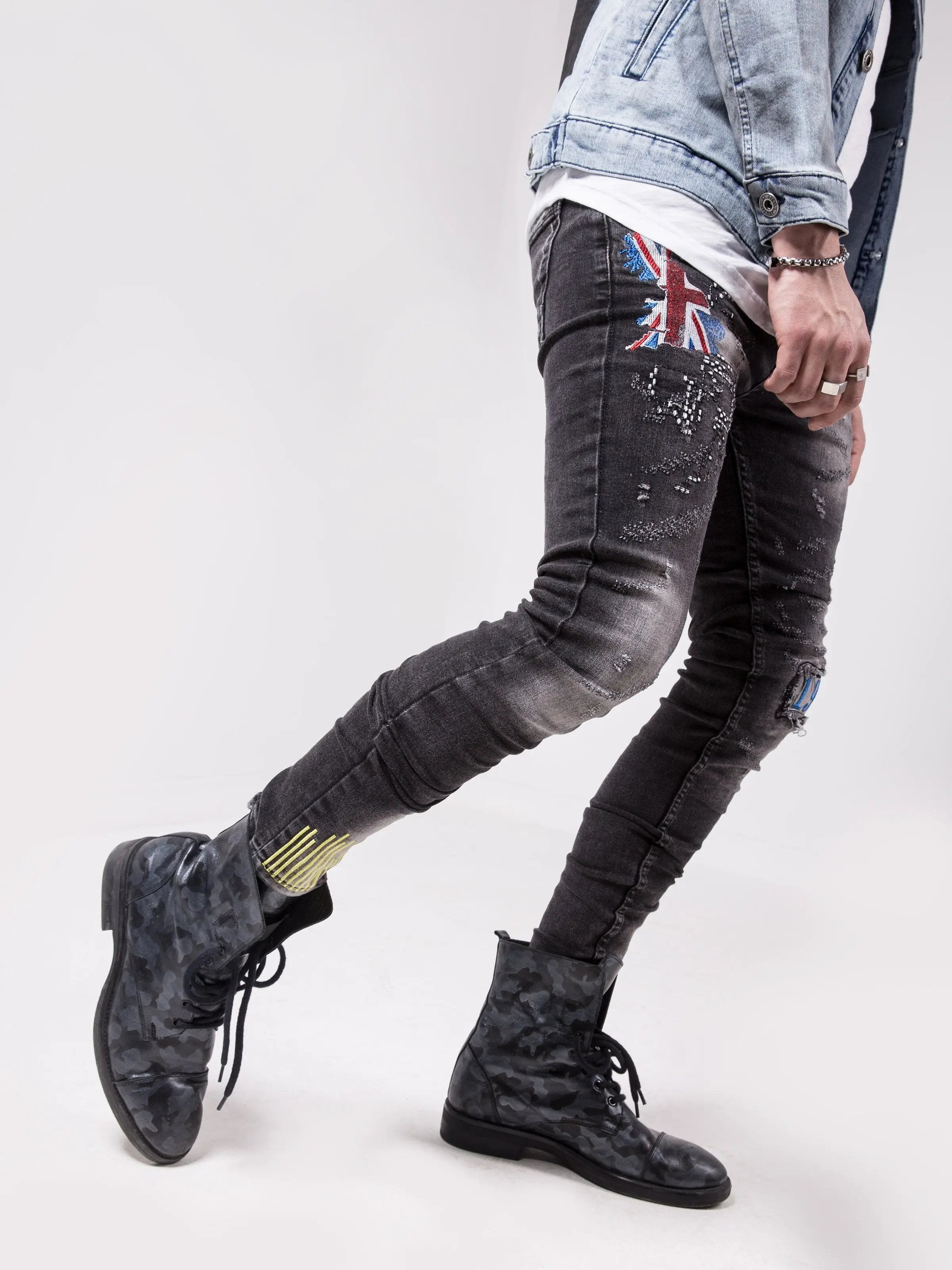 A man wearing BIG BEN Men's Skinny Jeans (Black)
