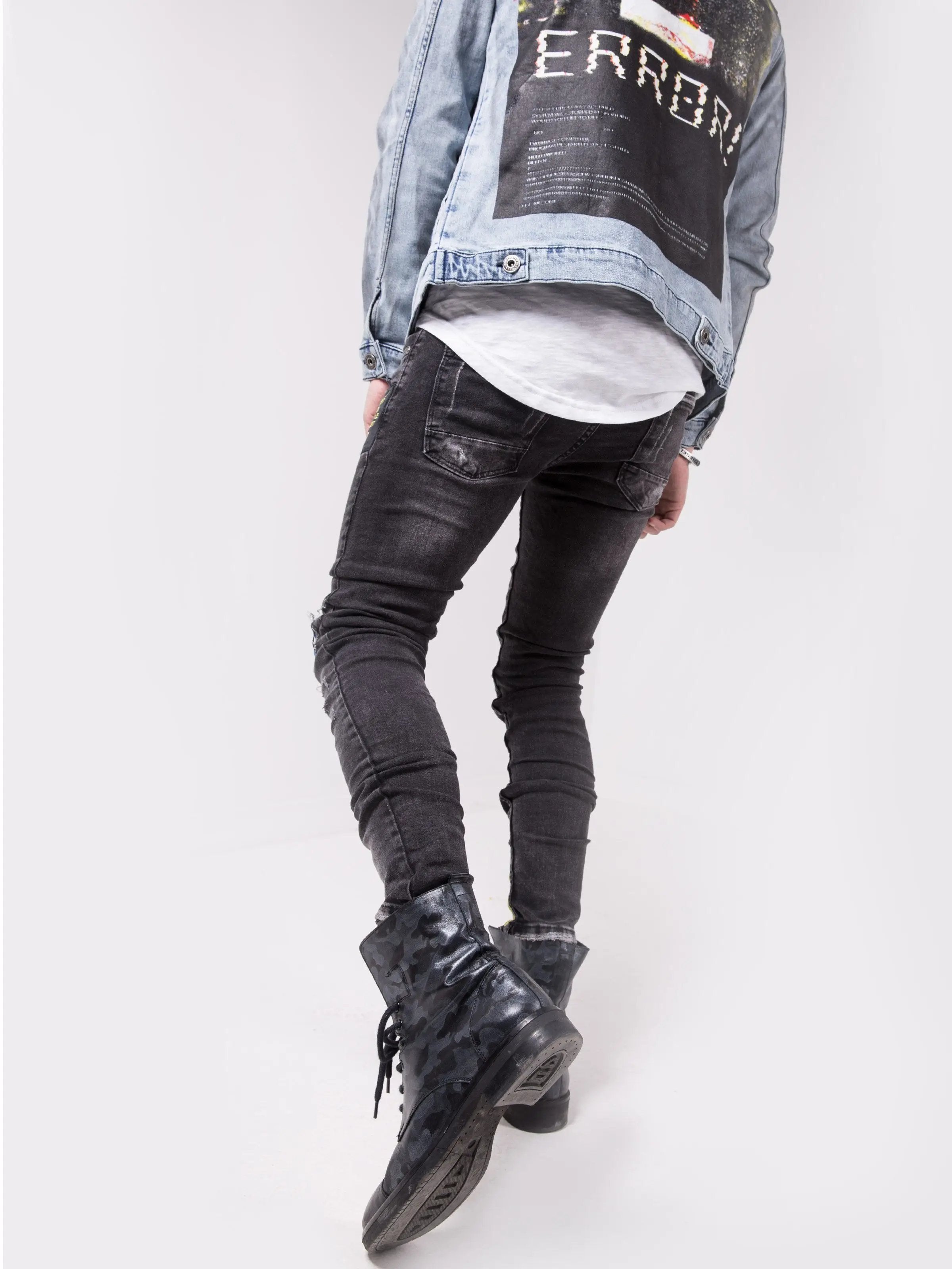 A man wearing BIG BEN Men's Skinny Jeans (Black)