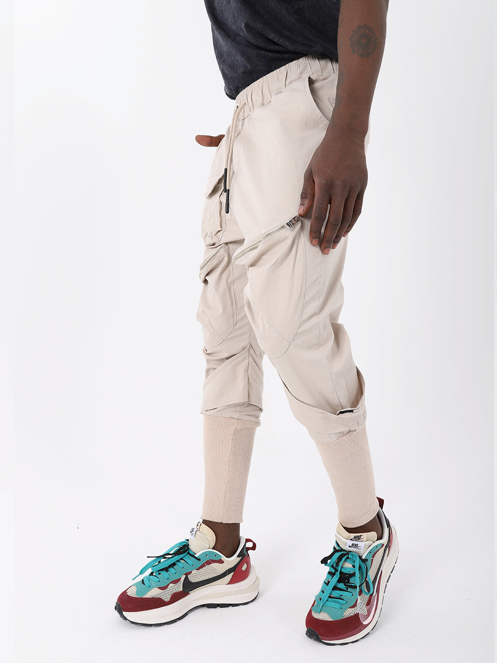 A man wearing JUPITER JOGGERS jeans and sneakers.