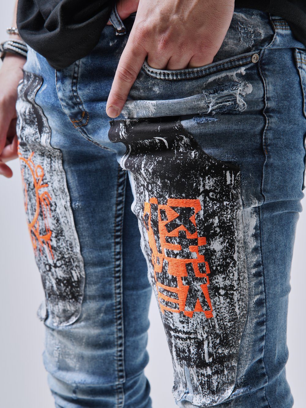 Close up thigh shot of the skinny fit WANDERLUST Streetwear Jeans by SERNES