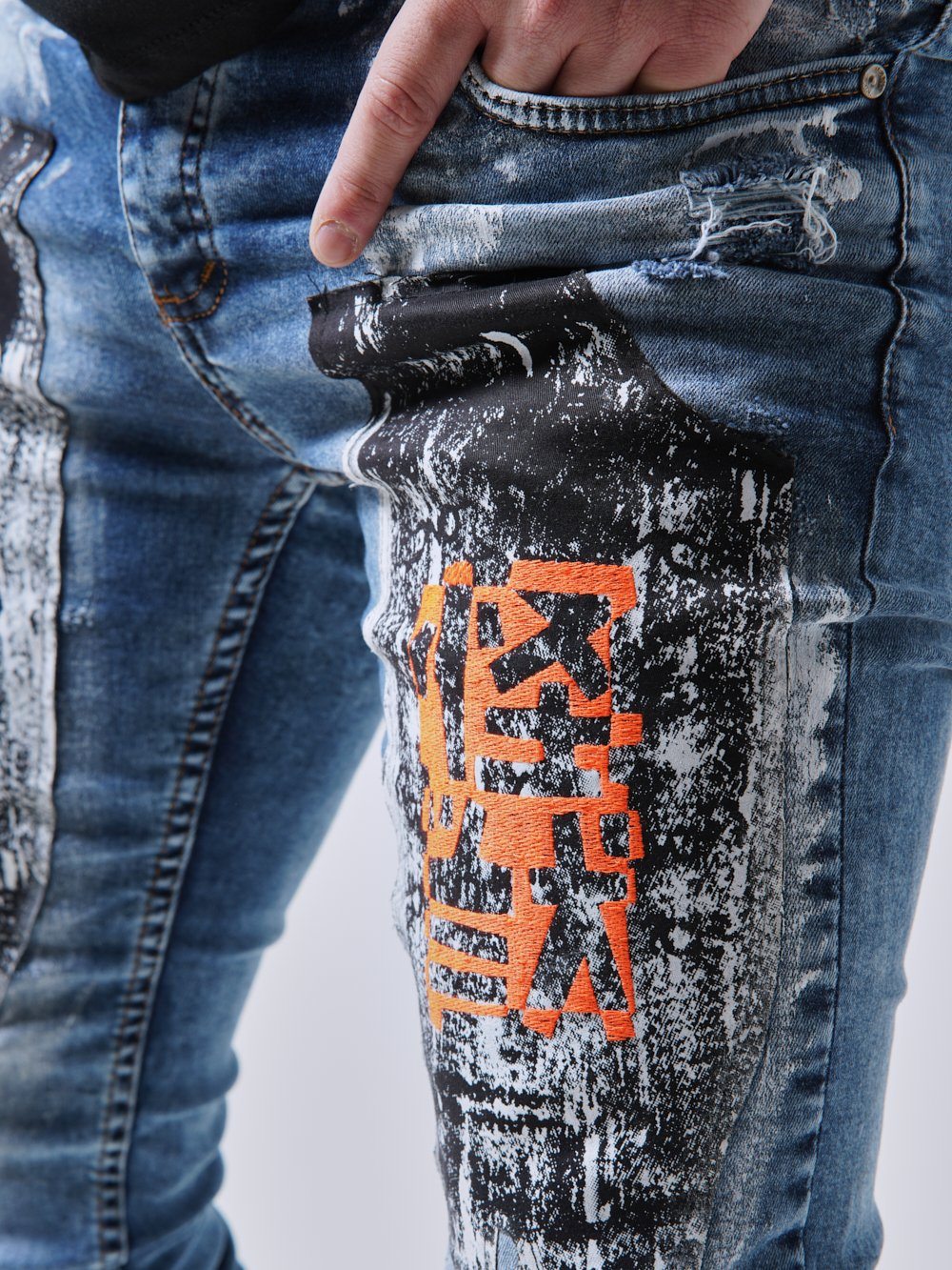 Close up left-thigh shot of the skinny fit WANDERLUST Streetwear Jeans by SERNES