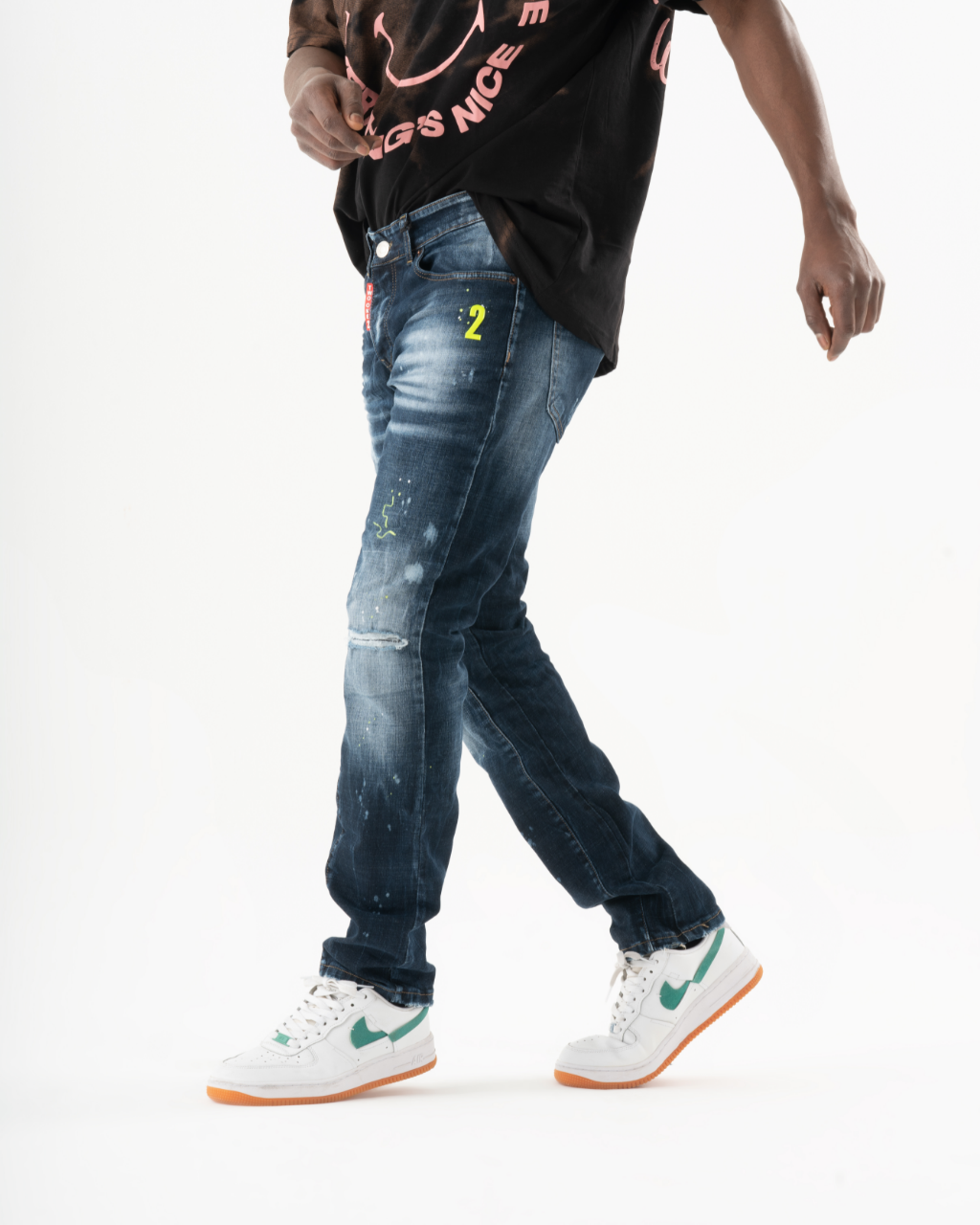 A man wearing INCOGNITO distressed blue jeans.