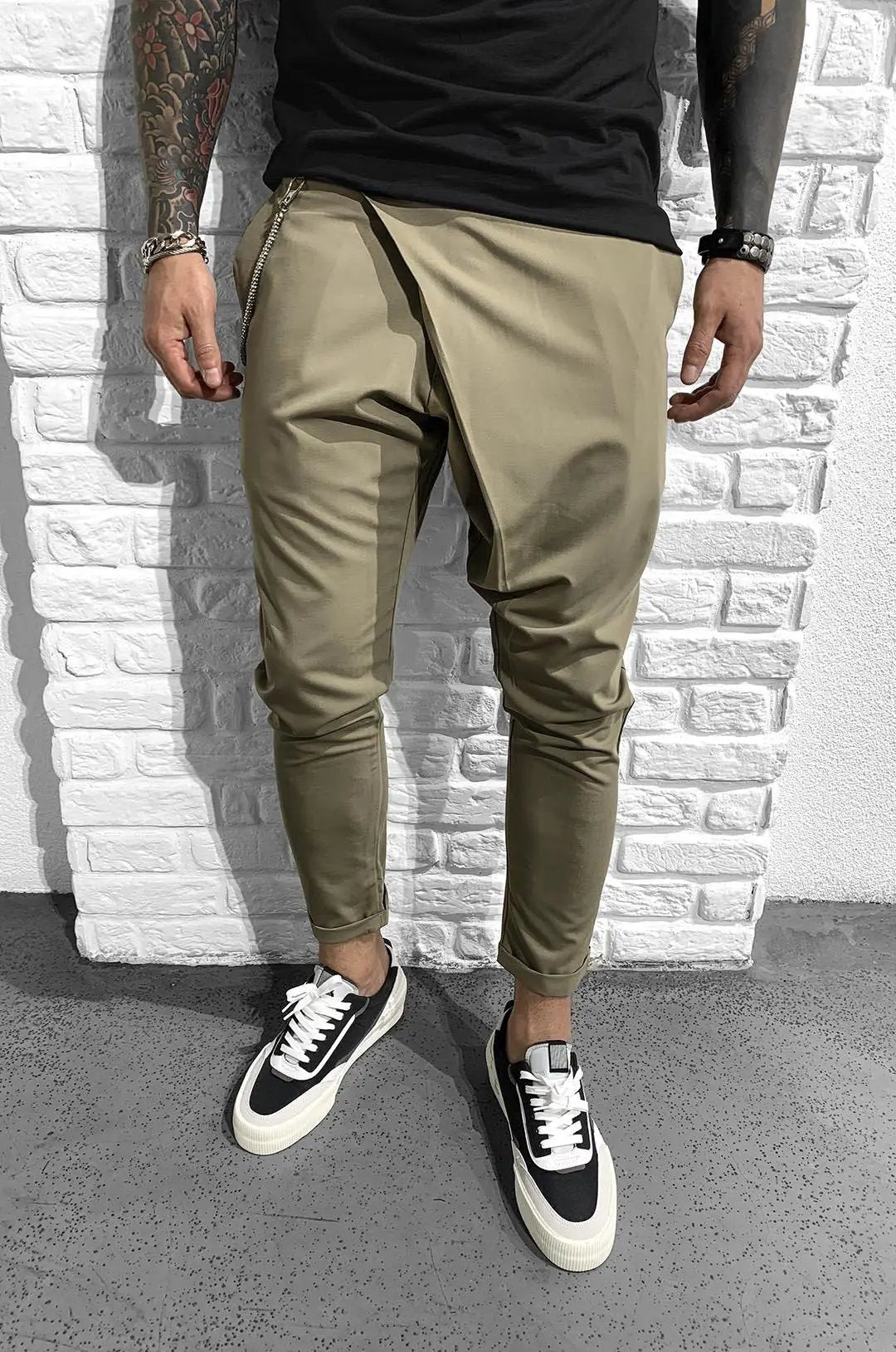 A man wearing khaki pants and a black t-shirt with elastic fabric ASSYMMETRIC ROLL UP - MINK.