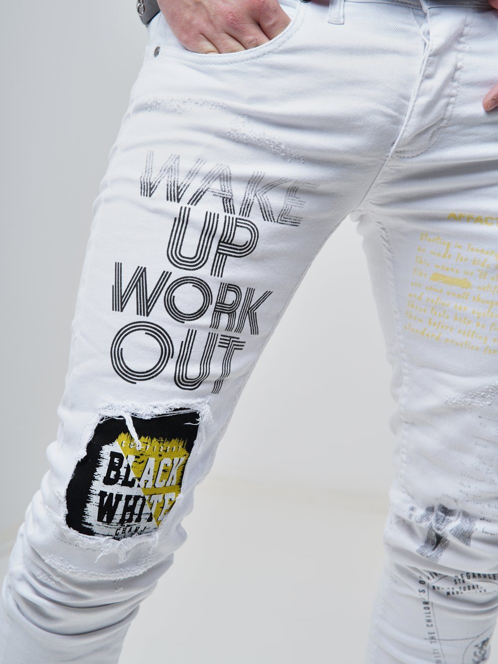 Close up thigh shot of the Skinny-fit Ripped Jeans called WINGMAN in white color by SERNES Streetwear