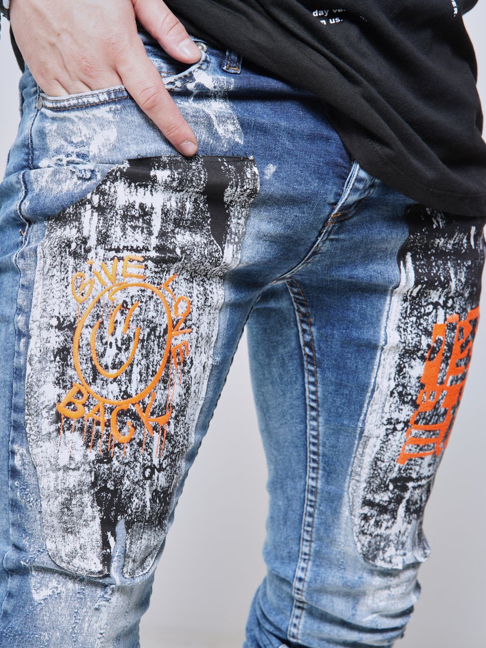 Close up right-thigh shot of the skinny fit WANDERLUST Streetwear Jeans by SERNES