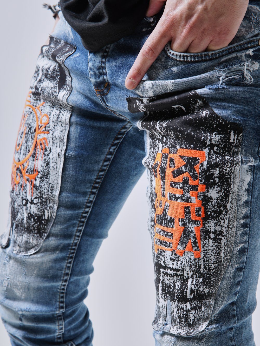 Close up thigh shot of the skinny fit WANDERLUST Streetwear Jeans by SERNES