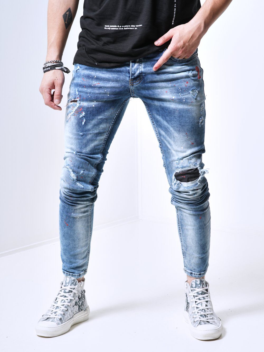 Front shot of a man wearing the skinny fit streetwear jeans called THE SPECIAL ONE by SERNES