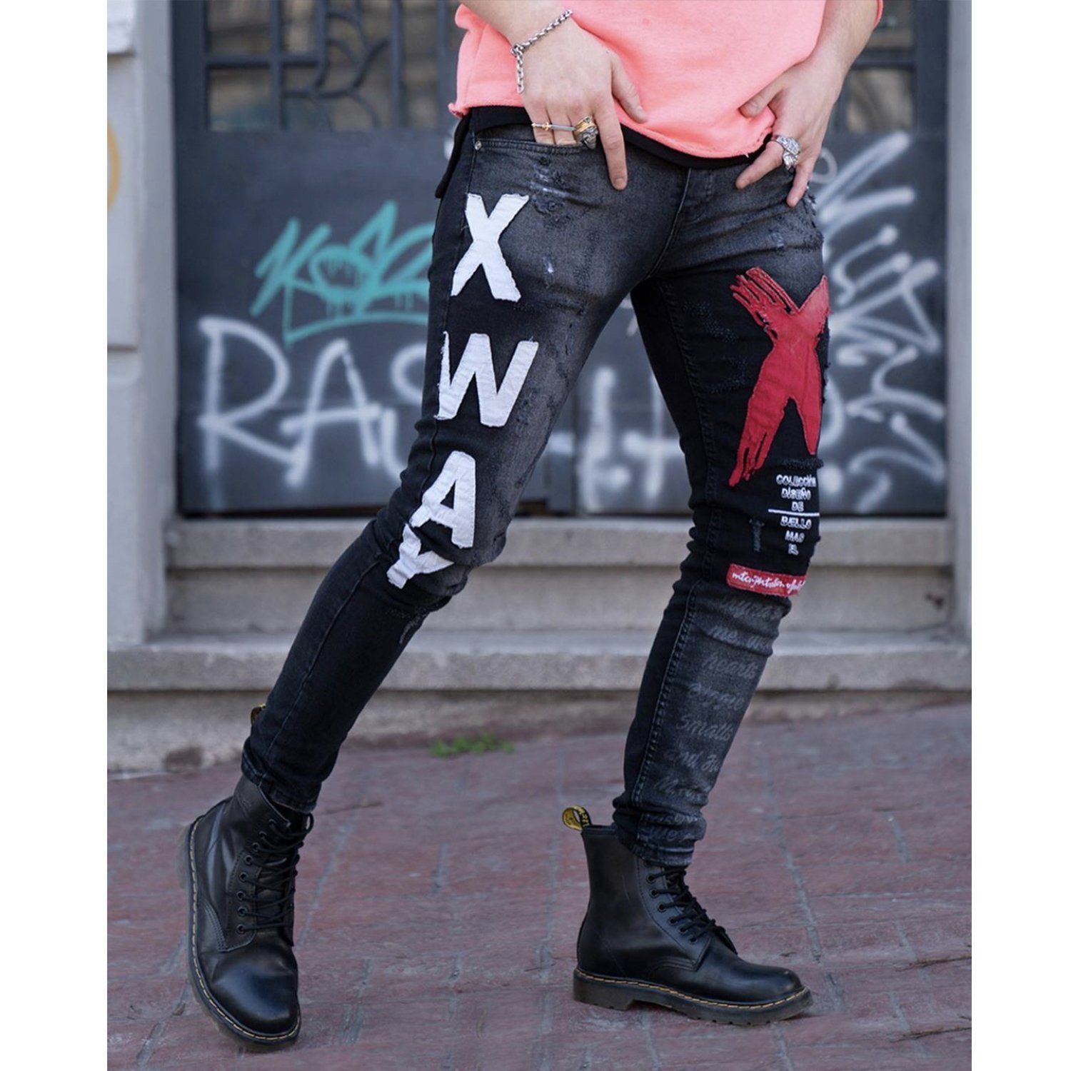 A woman wearing black MAD DOG skinny jeans and a pink t-shirt.