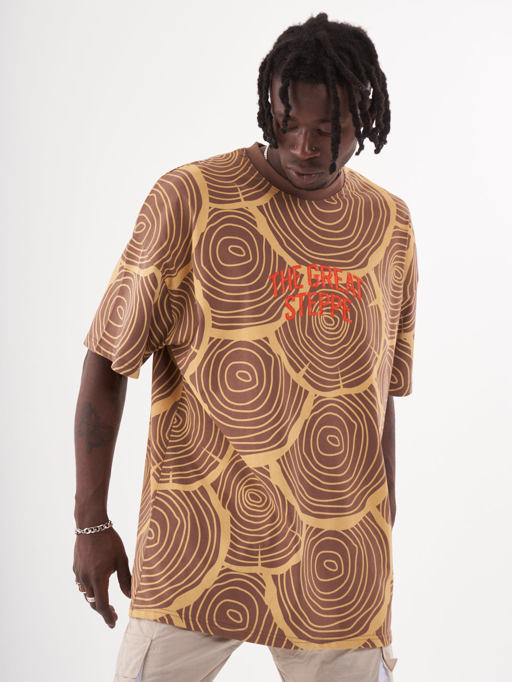 A man wearing a STEPPE T-SHIRT with a circular pattern.